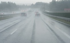 Alarm pogodowy dla siedmiu województw. IMGW wydaje ostrzeżenia przed mgłami i burzami