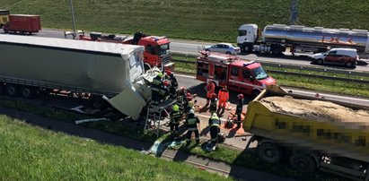 Groźny wypadek na A2! Kierowca TIRa uwięziony