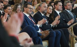 PiS odkłada na półkę scenariusz wcześniejszego wprowadzenia podatku handlowego. "Chodzi o to, by nie drażnić Brukseli"
