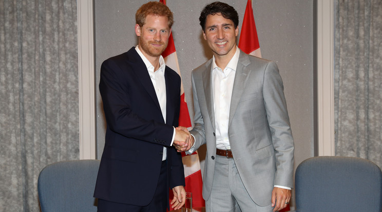 Kézfogás: Harry herceg és Justin Trudeau kanadai kormányfő, csak utóbbi örül a hercegi pár érkezésének? Fotó: GettyImages