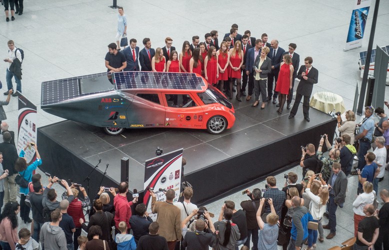 Pojazd napędzany energią słońca może się rozpędzać do 140 km/h. Zainstalowane akumulatory pozwalają na przejechanie 500 kilometrów. Do środka mieści się  pięć osób.
<br><br>
 (gm/nlat) PAP/Grzegorz Michałowski