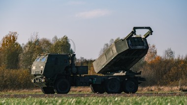 ukraińcy zdążyli wystrzelić, ale nie uciekli. drony dopadły himars-a