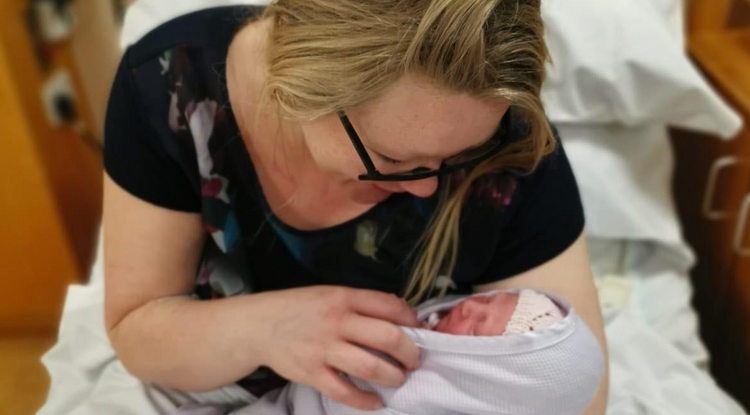 Emma Hindmarsh és újszülött kislánya, Isabelle Rose.