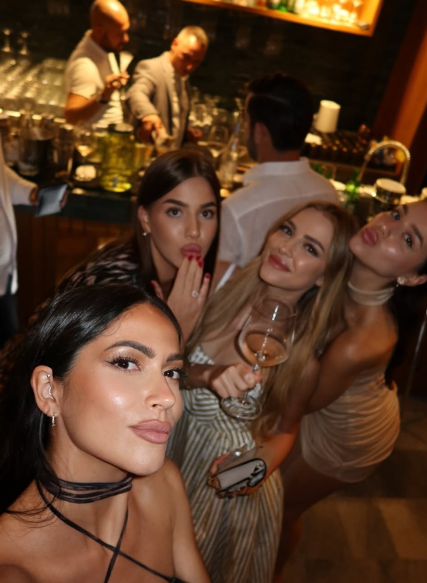 Una i Lara Čolić (druga i četvrta sa leva), objava