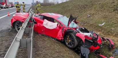 Ferrari wbiło się w bariery na S10. Luksusowe auto doszczętnie zniszczone. Groza koło Wyrzyska