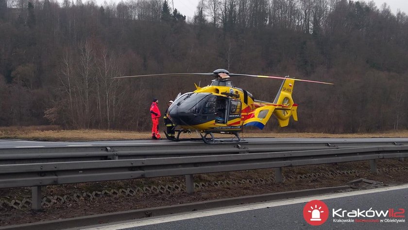 Auto wypadło z zakopianki. Trzy osoby ciężko ranne