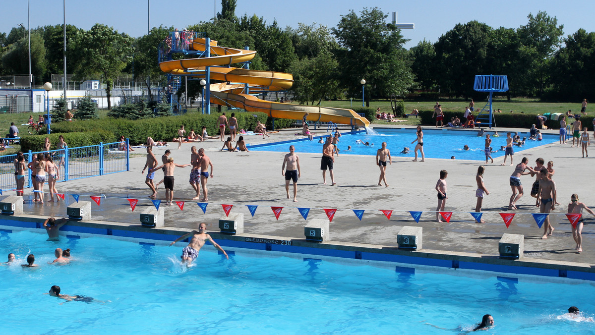 Mieszkańcy Poznania mogą od dziś korzystać z letniej pływalni Chwiałka przy ul. Spychalskiego. Obiekt Poznańskich Ośrodków Sportu i Rekreacji będzie działać do 31 sierpnia.