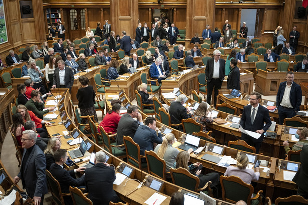 Członkowie duńskiego parlamentu (Folketinget) podczas debaty nad nową ustawą przeciwko niewłaściwemu traktowaniu ksiąg religijnych