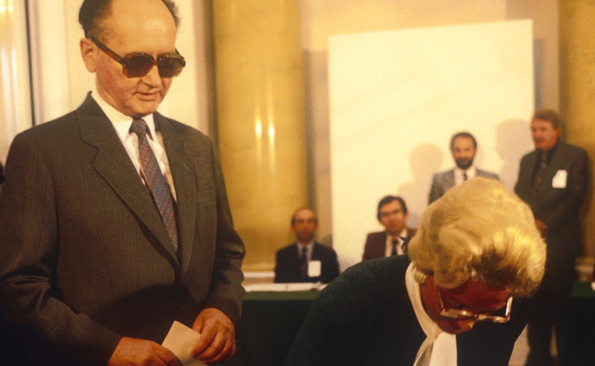Warszawa 04.06.1989. Wybory parlamentarne (tzw. Wybory czerwcowe, Wybory do Sejmu Kontraktowego). Nz. lokal wyborczy w Muzeum Rzeźby im. X. Dunikowskiego w Królikarni, głosuje Przewodniczący Rady Państwa PRL Wojciech Jaruzelski z żoną Barbarą.
