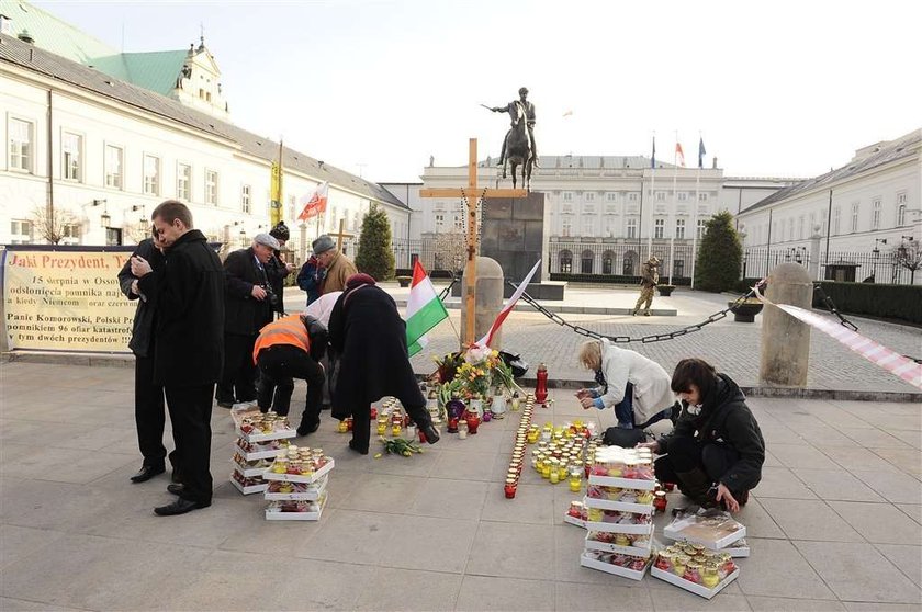 Jest krzyż przed Pałacem Prezydenckim