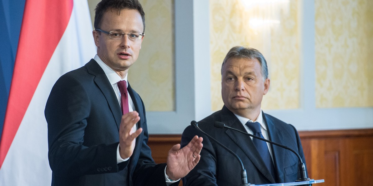 Od lewej: minister spraw zagranicznych Węgier Peter Szijjarto i premier Victor Orban