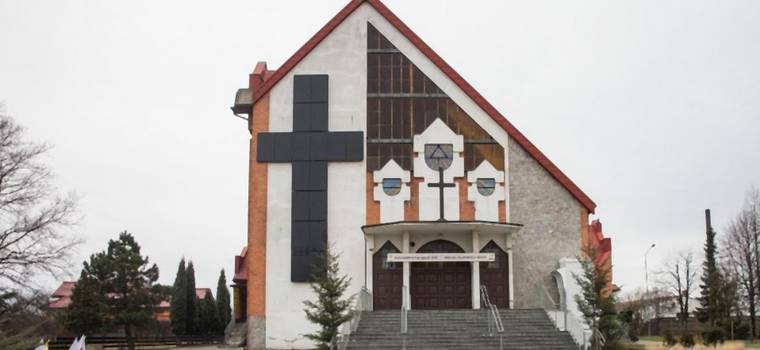 12-metrowy krzyż z paneli słonecznych dostarcza energię w jednej z polskich parafii