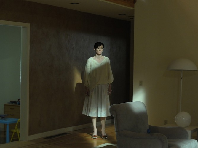 'Tilda Swinton gra Evę, zapaloną podróżniczkę, która wzorem tysięcy kobiet świadomie rezygnuje z zawodowych ambicji, żeby skupić się na wychowaniu dzieci' (Łukasz Maciejewski, Dziennik Gazeta Prawna)