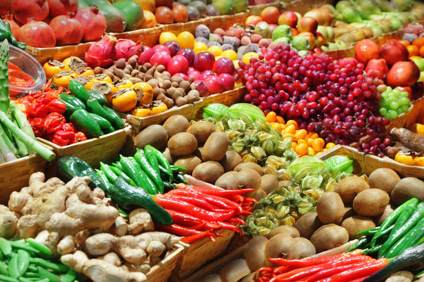 "Polska" sałata z Hiszpanii, a "polskie" pomidory z Maroka. Kontrolerzy sprawdzili warzywa i owoce w marketach