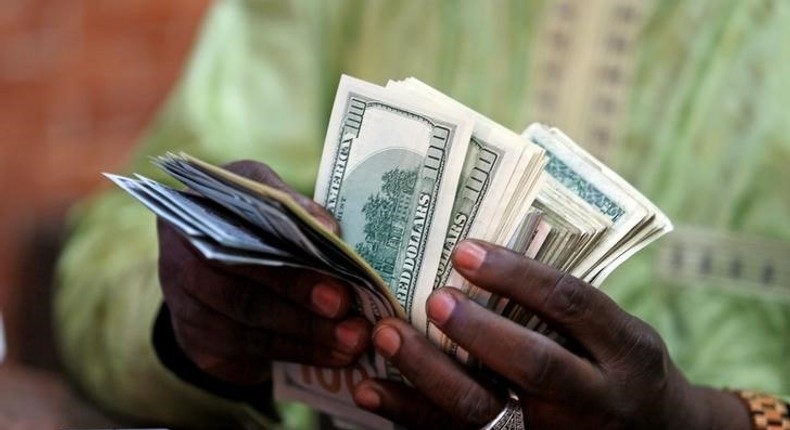 A bureau de change operator counts U.S. currency notes in Abuja, March 12, 2015.  REUTERS/Afolabi Sotunde/File Photo