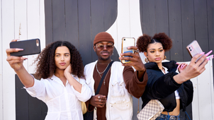 Lassan többet telefonozunk, mint amennyit alszunk: a képernyőhasználat is addikciónak számít