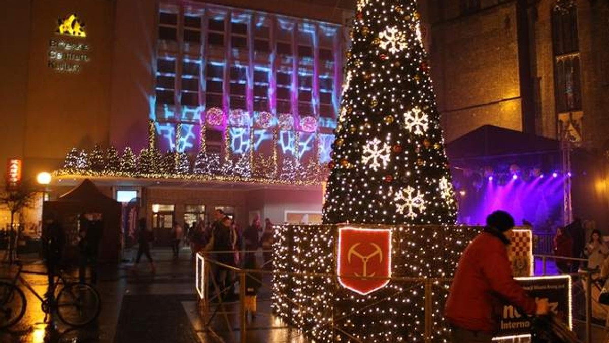 Wielka choinka i ozdoby, którymi zostało udekorowane centrum miasta, rozbłysły w sobotę po południu, podczas mikołajkowej zabawy na placu Polonii Amerykańskiej w Brzegu.