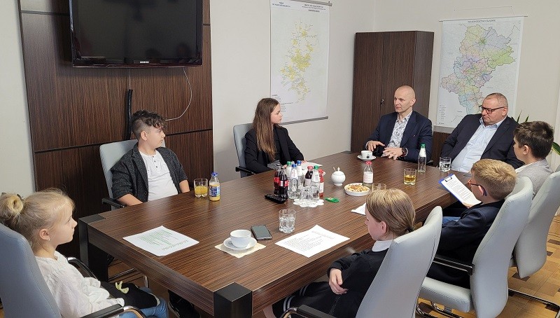 Śląsk wicemarszałkowie Łukasz Czopik i Krzysztof Klimosz z dzieciakami 2