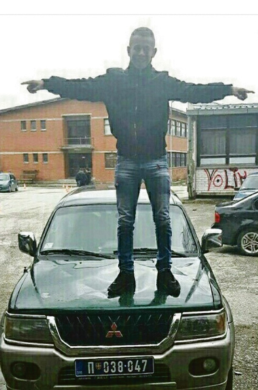 Haris Adilović
pozira na džipu načelnika policije
u Tutinu