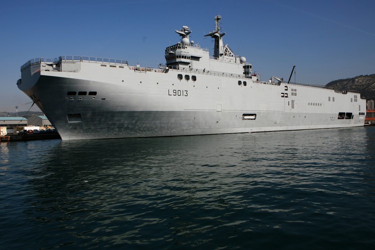 Wydatki na obronność Francji w 2014 roku wyniosły 53 mld dol. Zwierzchnikiem sił zbrojnych kraju jest Prezydent Republiki. W skład armii wchodzą żołnierze zawodowi oraz personel cywilny. Siły zbrojne składają się z wojsk lądowych, marynarki wojennej, sił powietrznych i żandarmerii narodowej. Armia liczy ok. 240 tys. żołnierzy (dane pochodzą z 2011 roku). Na zdj. okręt typu Mistral Fot. wikipedia.commons.org, autor: Rama, licencja: Creative Commons Attribution-Share Alike 2.0 France