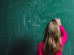 Rząd Donalda Tuska skasował półtora miliona złotych na edukację