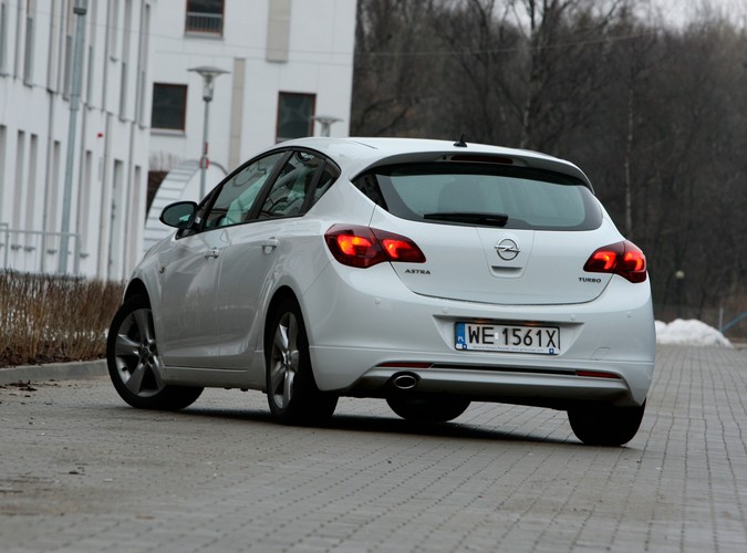 Do redakcji trafiła biała rakieta Opla z turbodoładowanym benzynowym silnikiem 1.4. Oto jak wygląda 140 KM z Gliwic w akcji...