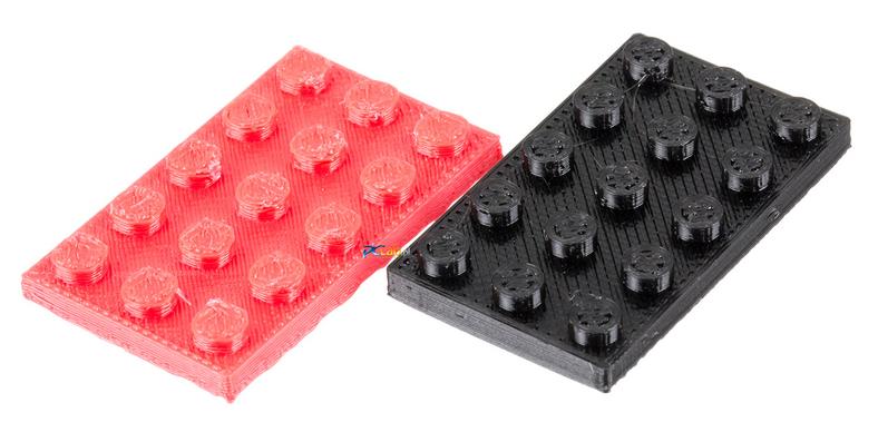 Absolutnie-nie-podróbka pewnych klocków o zastrzeżonej nazwie handlowej. Po lewej – czerwony ABS z drukarki MakerBot Replicator 2X; po prawej – czarne PLA z drukarki Pirx