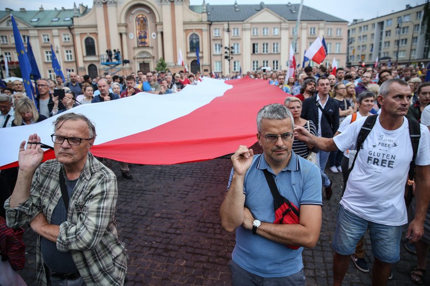 Wrogowie zmian w sądownictwie wciąż walczą. Kolejny dzień protestów