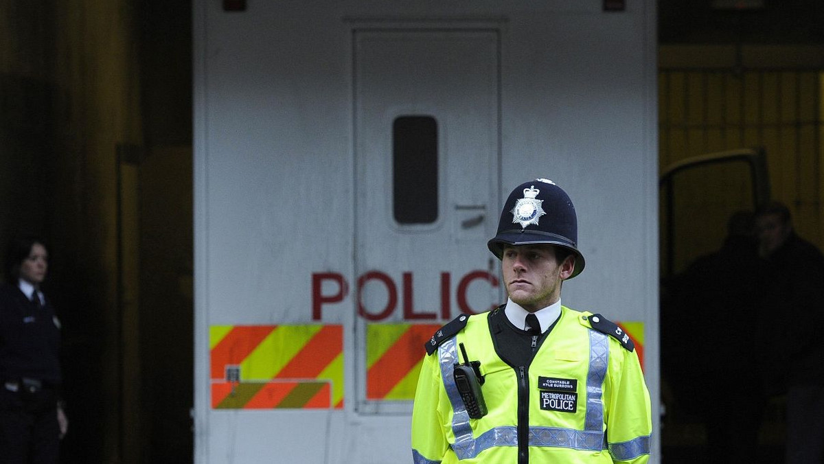 Londyńscy policjanci dokonali już trzeciego aresztowania w związku z postrzeleniem Thushy Kamaleswaran. Do incydentu doszło w jednym ze sklepów w południowej części miasta. Nieznany mężczyzna z niewiadomych przyczyn otworzył ogień raniąc dziewczynę. Ranna w śpiączce leży w szpitalu - informuje serwis thesun.co.uk.