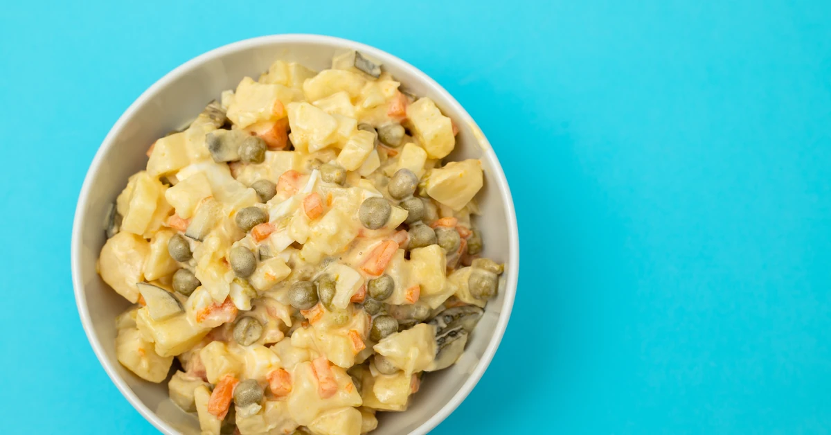 Zamiast nudnej jarzynowej, podaj tę sałatkę. Przepis siostry Anastazji