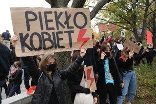 Protest przeciwko decyzji TK ws. aborcji dotarł pod Sejm