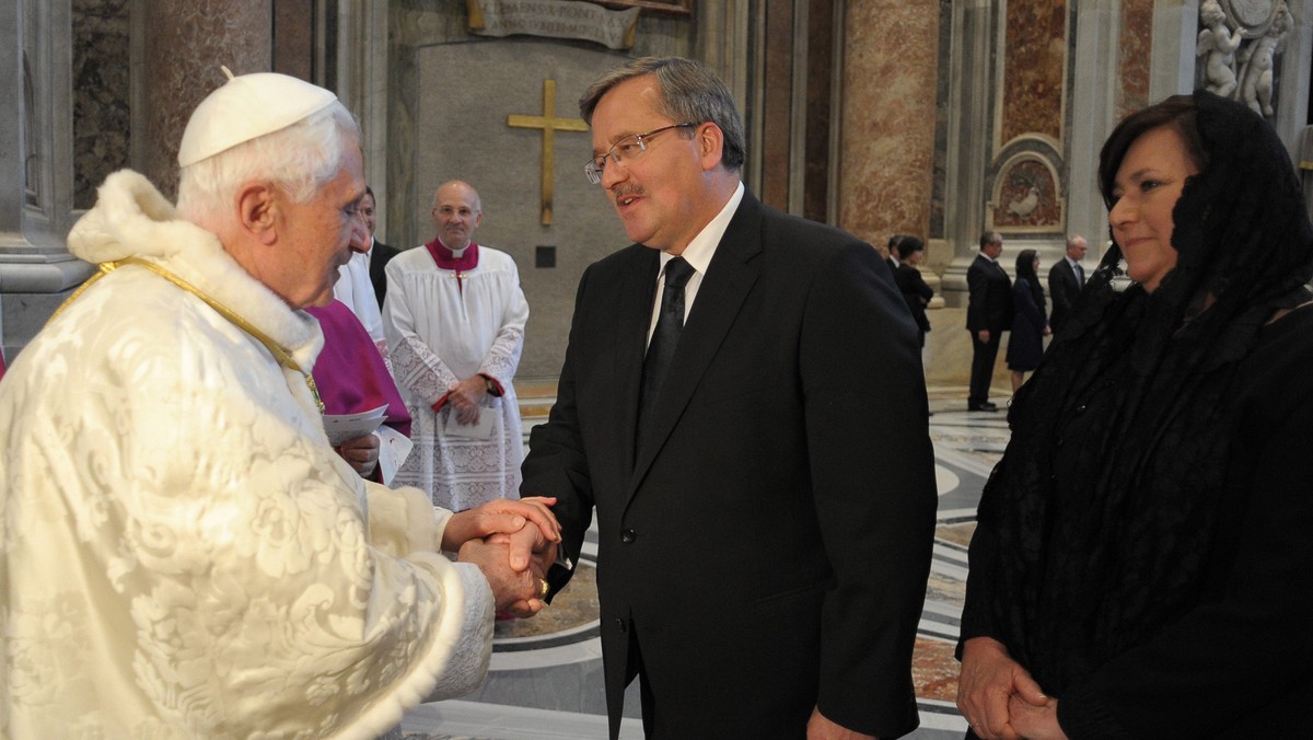 Benedykt XVI przyjął prezydenta RP Bronisława Komorowskiego z małżonką Anną, którzy uczestniczyli w uroczystościach beatyfikacyjnych Jana Pawła II. Prezydent podziękował papieżowi za beatyfikację.