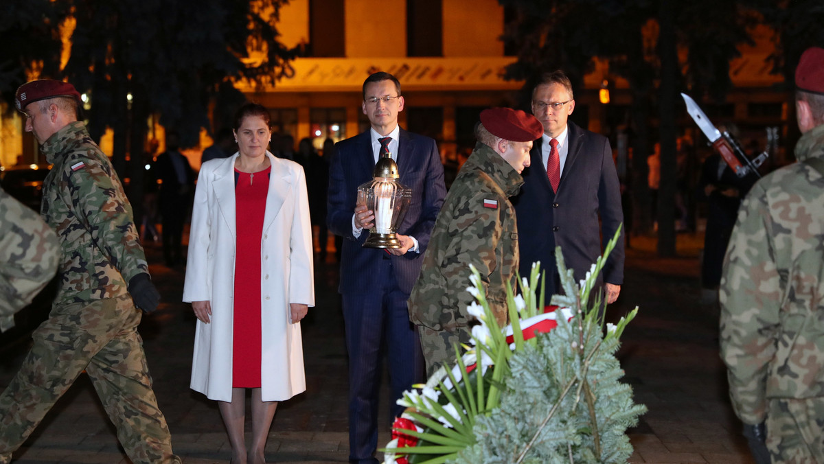 Nowy Sącz: Mateusz Morawiecki złożył kwiaty przy pomniku Piłsudskiego