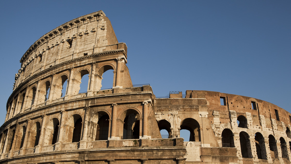 Słynne Koloseum przechyliło się, podobnie jak Krzywa Wieża w Pizie, choć mniej. Odkryli to przed rokiem włoscy eksperci, ale wiadomość tę ujawniono dopiero teraz, w związku z rozpoczynającym się we wtorek wielkim remontem tego rzymskiego amfiteatru.
