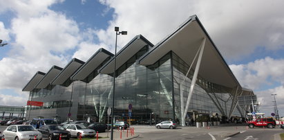 Wypadek na lotnisku w Rębiechowie. Mężczyzna spadł z wieży