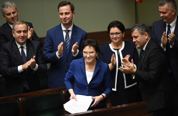 Rząd Ewy Kopacz w Sejmie. Pierwszy z prawej - Grzegorz Schetyna. Fot. PAP/Radek Pietruszka