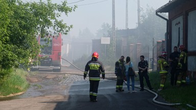 Pożar hali w Chorzowie. Strażacy znaleźli ciało z raną postrzałową