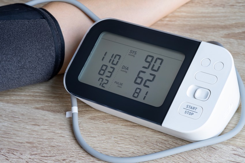 Previše soli primorava telo da pumpa više krvi i sužava krvne sudove, dok alkohol izaziva upalu i opterećuje telo