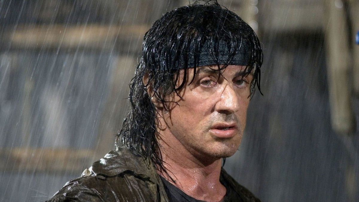 Sylvester Stallone po raz piąty powraca w roli Rambo! Aktor podzielił się z fanami serii kolejnym zdjęciem z planu najnowszej produkcji. "Sprawdź, czy możesz śledzić historię za pomocą wyobraźni" - napisał pod czarno-białą fotografią Stallone.