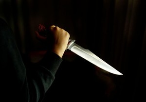 devojčica drži nož