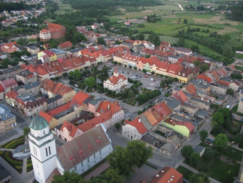 Rynek w Działdowie z centralnie położonym ratuszem - siedzibą Interaktywnego Muzeum Państwa Krzyżackiego (fot. Adam_Nowakowski, opublikowano na licencji Creative Commons Attribution-Share Alike 4.0 International)