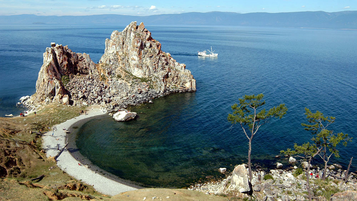 Podróż koleją transsyberyjską nie jest łatwa, ale warto ją odbyć, by zobaczyć ogromne, lśniące jezioro Bajkał.
