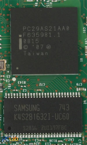 U góry kontroler Intela, na dole 16 MB pamięci SDRAM firmy Samsung