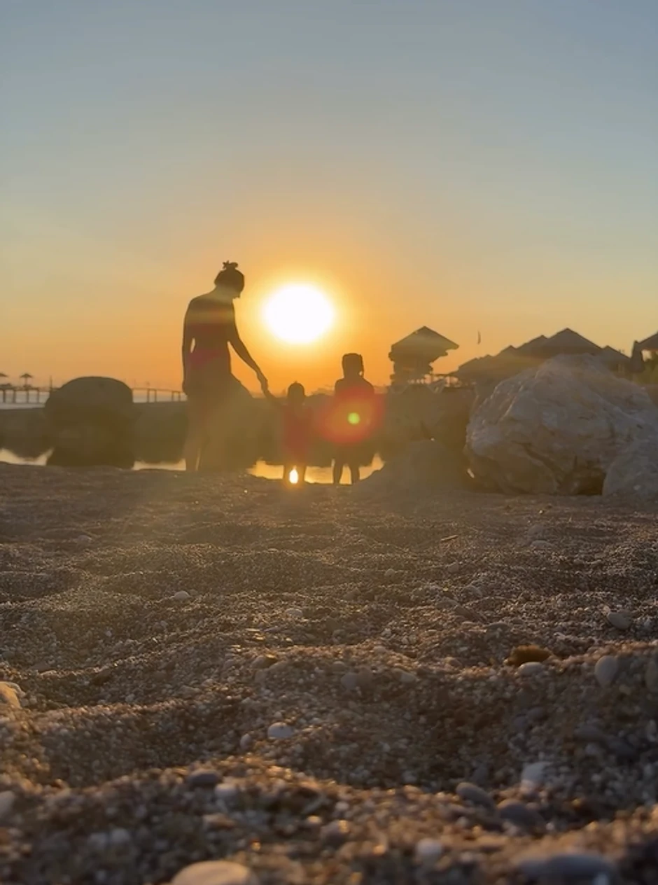 Luna Đogani sa ćerkama