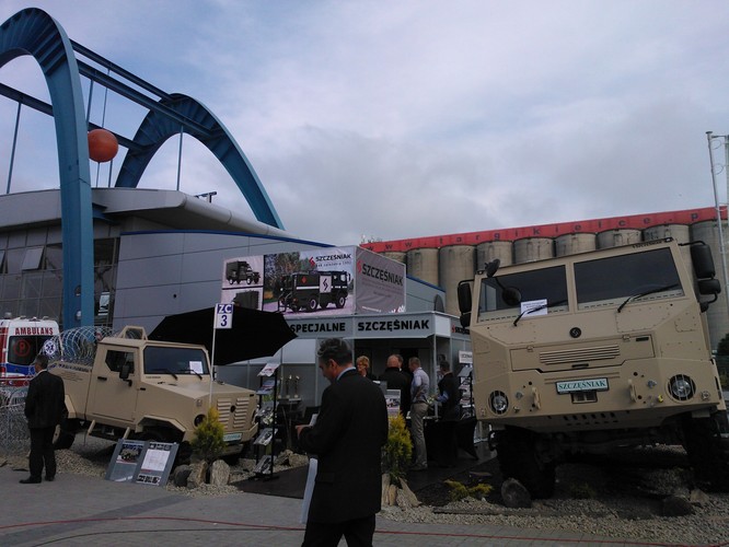 Lekki Samochód Terenowy LPT-01 i Kołowa Platforma Wysokiej Mobilności