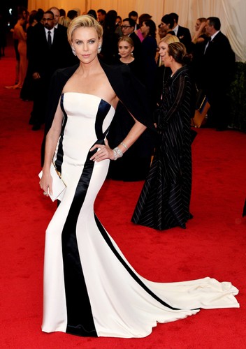 Charlize Theron na gali Met w Nowym Jorku