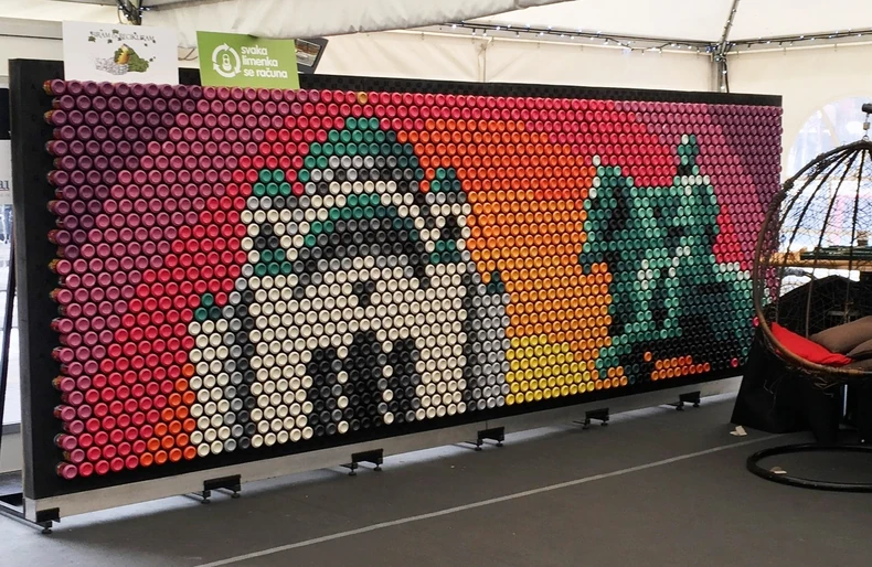 Pikselata mural od limenki u Beogradu