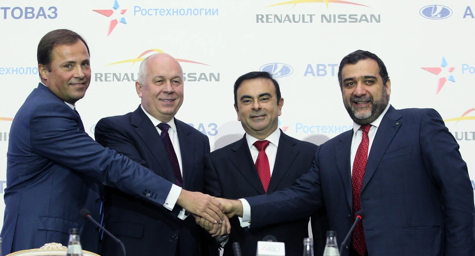 Ruben Vardanijan (prvi sa desne strane)