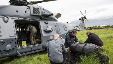 Nowa Zelandia: śmigłowce wojskowe zaczęły ewakuować turystów