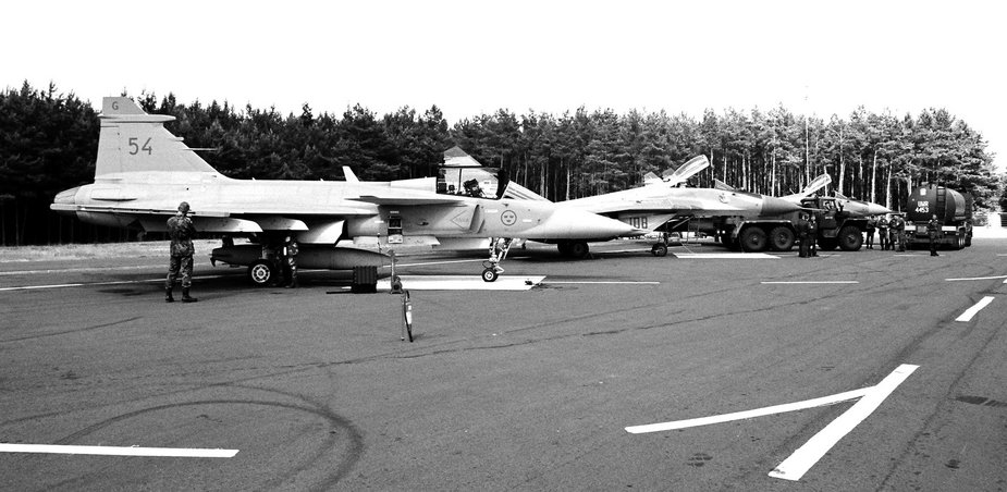 Szwedzki Saab JAS-39 Grippen.Na drugim planie polski Mig-29.DOL Kliniska, 22 czerwca 1999 r.